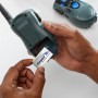 Inserimento di una batteria Energizer Ultimate Lithium 9V in un walkie-talkie.