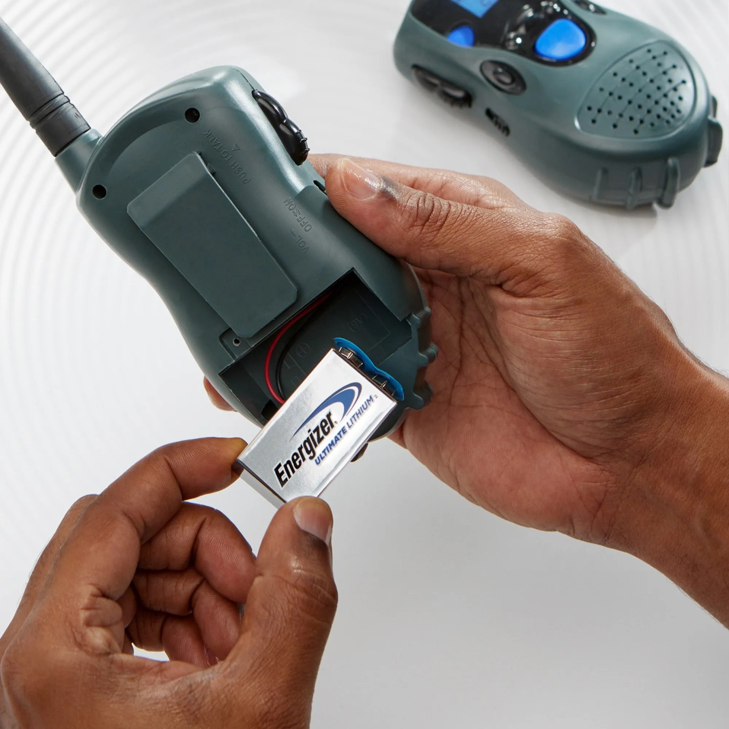 Inserimento di una batteria Energizer Ultimate Lithium 9V in un walkie-talkie.
