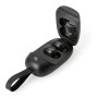 Cuffie Bluetooth t.b.t. nere con custodia di ricarica per interni auto.