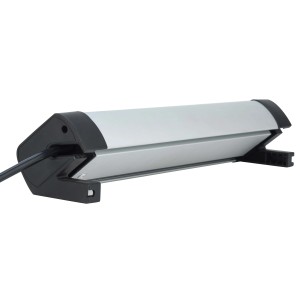 Multipresa t.b.t. con corpo argentato e cavo nero.