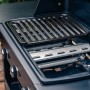 Dettaglio del barbecue a gas t.b.t. con griglia e bruciatori.
