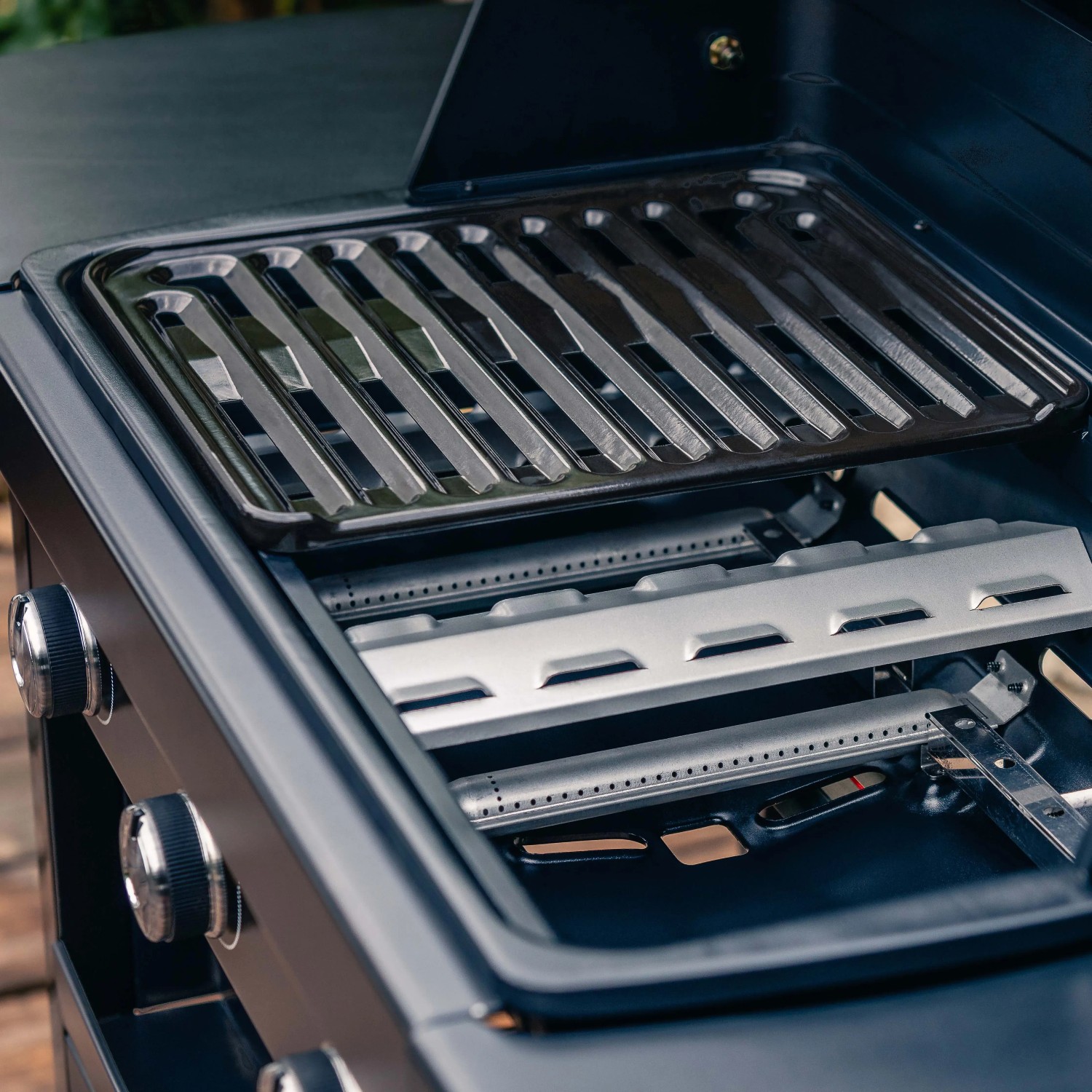 Dettaglio del barbecue a gas t.b.t. con griglia e bruciatori.