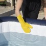 Guanto giallo per la pulizia della piscina in uso. Accessorio per piscina.