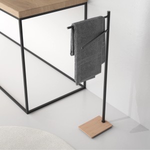 Portasciugamani a terra con asciugamani, design moderno per bagno.