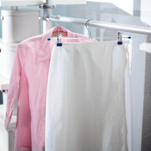 Gruccia con clip confezione da 2 con pantaloni e camicia nell'armadio, contenitore tessile.