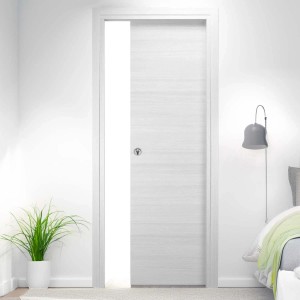 Porta interna chiara t.b.t. con serratura in bianco e effetto legno.