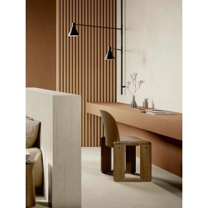 Stanza luminosa con piastrelle per pavimenti, scrivania e sedia. Design minimalista.