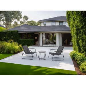 Set mobili balcone Whitton: 2 sedie antracite con braccioli effetto legno e tavolo rotondo su patio.
