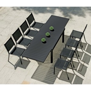 Tavolo da giardino nero con sedie, ideale per uso esterno.