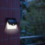 Faretto da parete a LED t.b.t. illuminato come segnapasso su un muro di mattoni rossi.