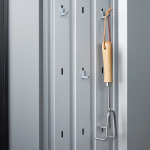 Vista interna dell'armadio da giardino Biohort Romeo argento con ganci e attrezzo da giardino.