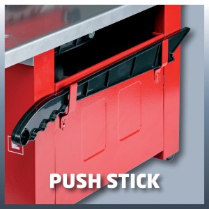 Dettaglio di una sega a nastro rossa t.b.t. con spingipezzo.