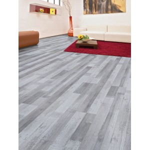 Pavimento in laminato chiaro Comfort Pino Historic Pine posato in soggiorno.