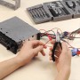 Set di meccanica di precisione in uso: installazione radio con pinze e set di attrezzi.