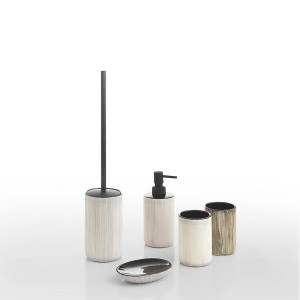 Set bagno t.b.t.: dispenser sapone, portaspazzolino, set WC e portasapone.