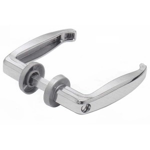 Set maniglia per porta interna color argento, vista dettagliata.