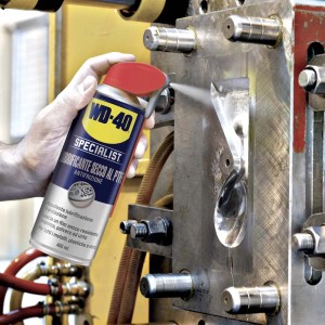 Lubrificante secco WD-40 Specialist spruzzato su uno stampo metallico.