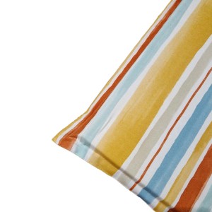 Dettaglio di un cuscino da esterno a righe nei toni del giallo, blu e arancione.
