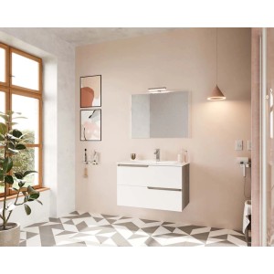 Bagno moderno con mobile lavabo bianco e specchio della categoria mobili bagno.