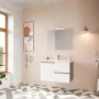 Bagno moderno con mobile lavabo bianco e specchio della categoria mobili bagno.