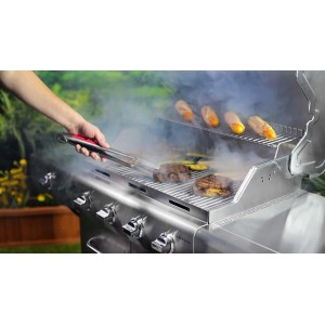Pinze per grill Char-Broil Comfort Grip in uso: grigliare bistecche e mais su una griglia in acciaio inox.