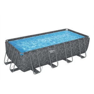Piscina rettangolare fuori terra con struttura in acciaio e acqua blu. Ideale per il giardino.