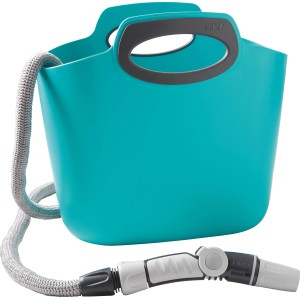 Contenitore turchese con tubo grigio e ugello per irrigazione giardino.