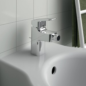 Miscelatore bidet t.b.t. cromato su lavabo bianco.