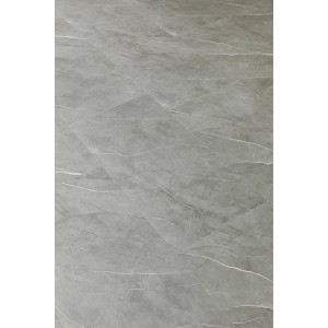 Piastrella da parete grigia effetto marmo per interni.