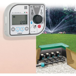 Programmatore per irrigazione Claber con irrigatori in giardino e distributore sotterraneo.