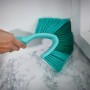 Leifheit Dusty spazzola per pareti e soffitti in azione, strumento di pulizia con setole verde acqua per angoli.