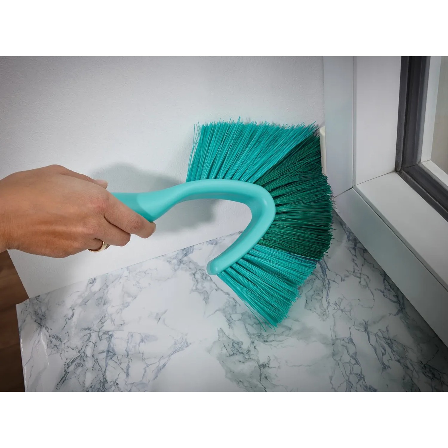 Leifheit Dusty spazzola per pareti e soffitti in azione, strumento di pulizia con setole verde acqua per angoli.
