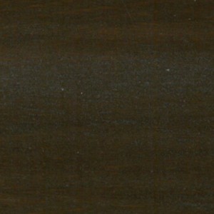 Primo piano di legno trattato con impregnante scuro.