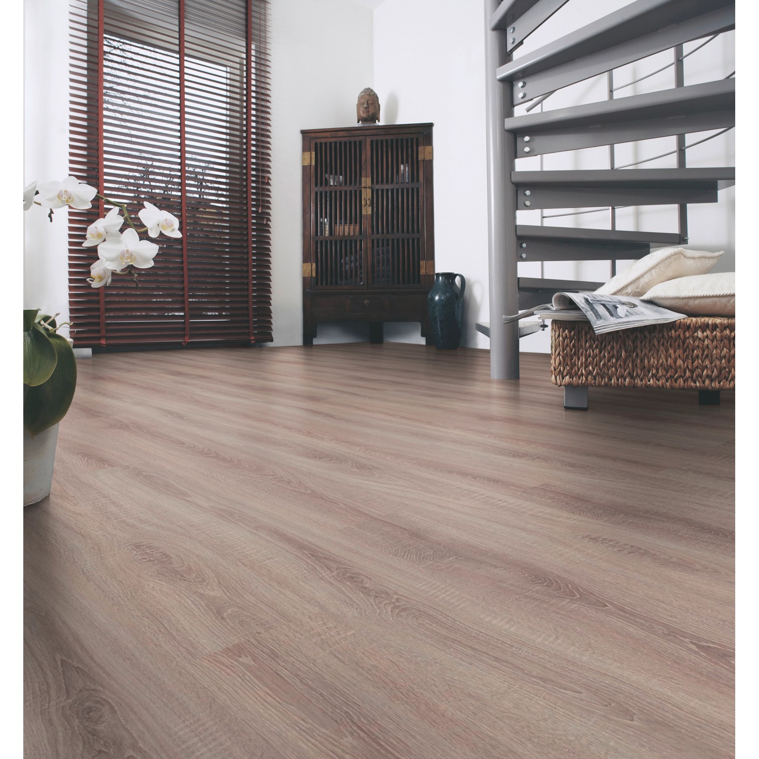 Pavimento in laminato di rovere chiaro con struttura in legno antico, posato in un soggiorno.