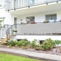 Schermo privacy balcone grigio 90x500 cm fissato alla ringhiera di un balcone di casa.