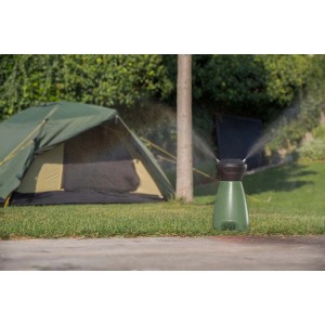 Pistola a spruzzo t.b.t. verde in uso su prato davanti alla tenda.