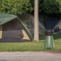 Pistola a spruzzo t.b.t. verde in uso su prato davanti alla tenda.