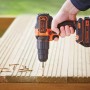 Trapano avvitatore a percussione Black+Decker BDCHD18K avvita nel legno.