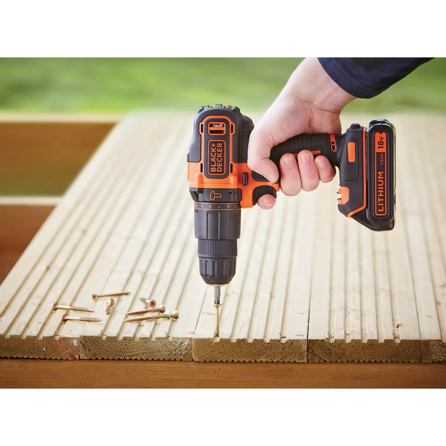 Trapano avvitatore a percussione Black+Decker BDCHD18K avvita nel legno.