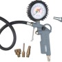 Set accessori per compressore t.b.t. con manometro, gonfiagomme, pistola ad aria e ugelli.