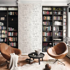 Soggiorno con carta da parati decorativa t.b.t. con motivo di orologi tra librerie.