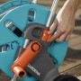 Dettaglio: Set carrello avvolgitubo Gardena CleverRoll S con tubo da 20 m, mano che aziona la chiusura.