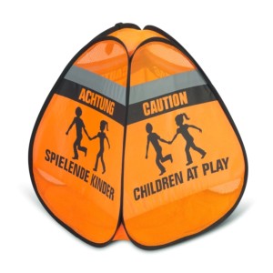 Segnale stradale 3D: Segnale pop-up arancione con avviso "Bambini che giocano" e strisce riflettenti.