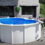 Piscina ovale bianca Gre Varadero, 500x340x120 cm, con scaletta in giardino.