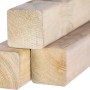 Pali in legno per recinzioni, naturali, impilati.