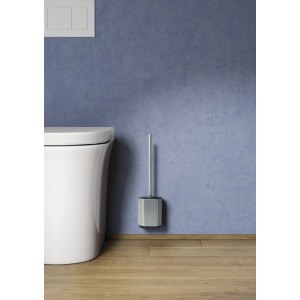 Scopino WC t.b.t. accanto al water su parete blu. Accessorio Scopini WC.