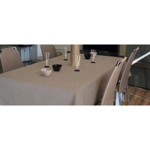 Tovaglia beige su una tavola apparecchiata. Categoria: Tovaglie.