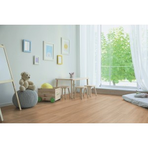 Stanza luminosa con pavimento in laminato Excellent Eiche Aviva Vernal 8mm a plancia larga effetto legno.