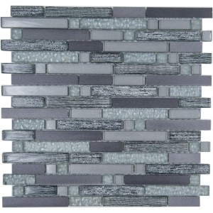 Piastrella mosaico nei toni del grigio e argento, formati rettangolari.