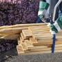 Trasporto di legno con elastico: Cinghia di tensione regolabile con ganci in plastica fissa listelli e pali di legno.